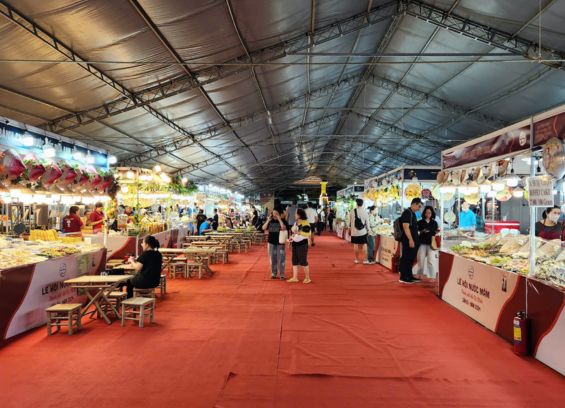 Foreign visitors are delighted by the Vietnamese Fish Sauce Festival